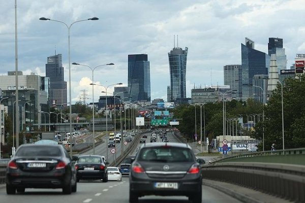逸富盈策略 波兰军方：波空域屡遭无人机等飞行物侵犯，正在识别并摧毁